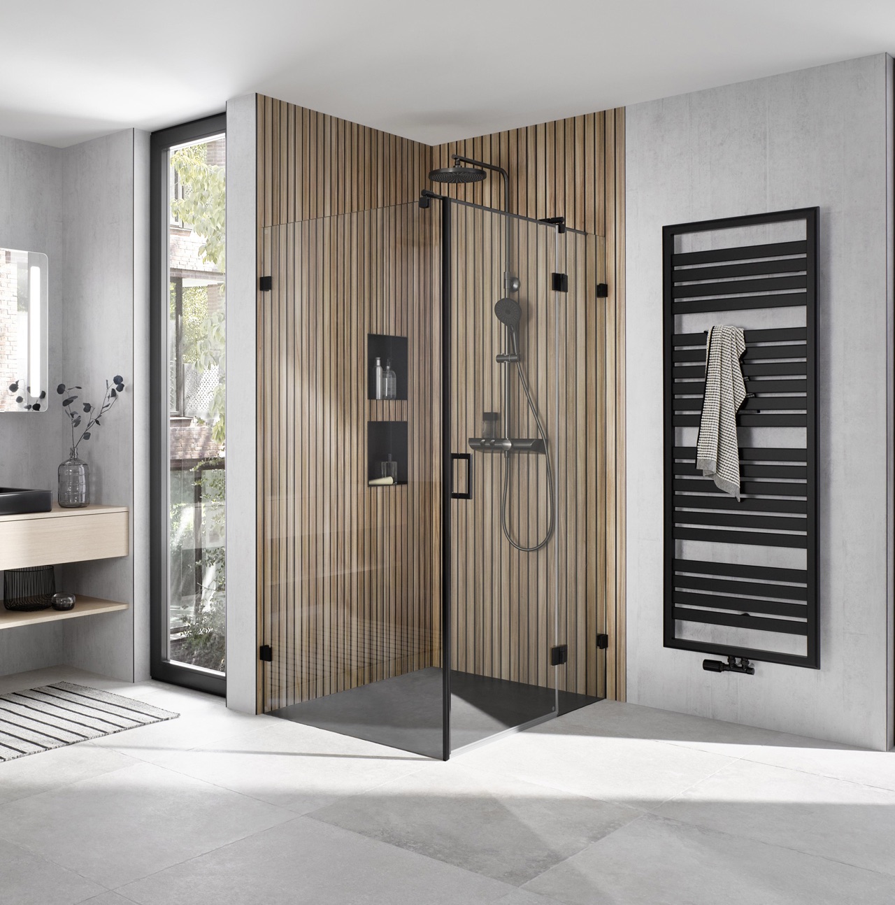 Badezimmer nach Duschsanierung mit fugenlosen Wandpaneelen und moderner bodentiefer Dusche