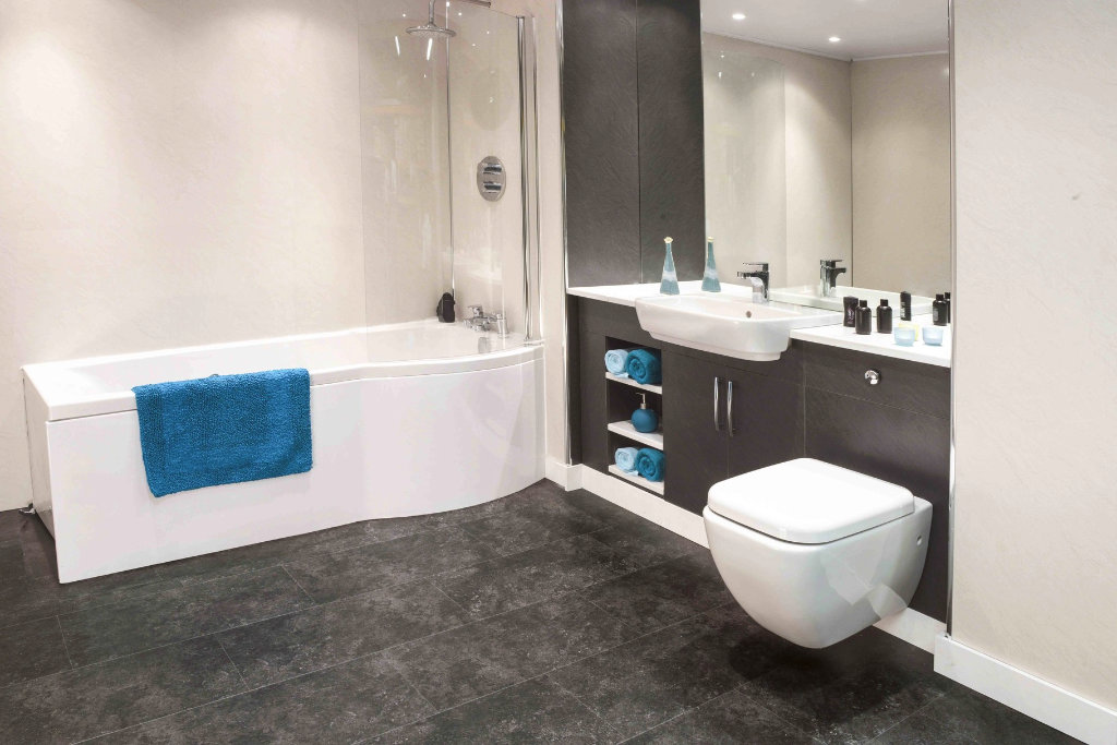 Moderne Badewanne im fugenlosen Bad