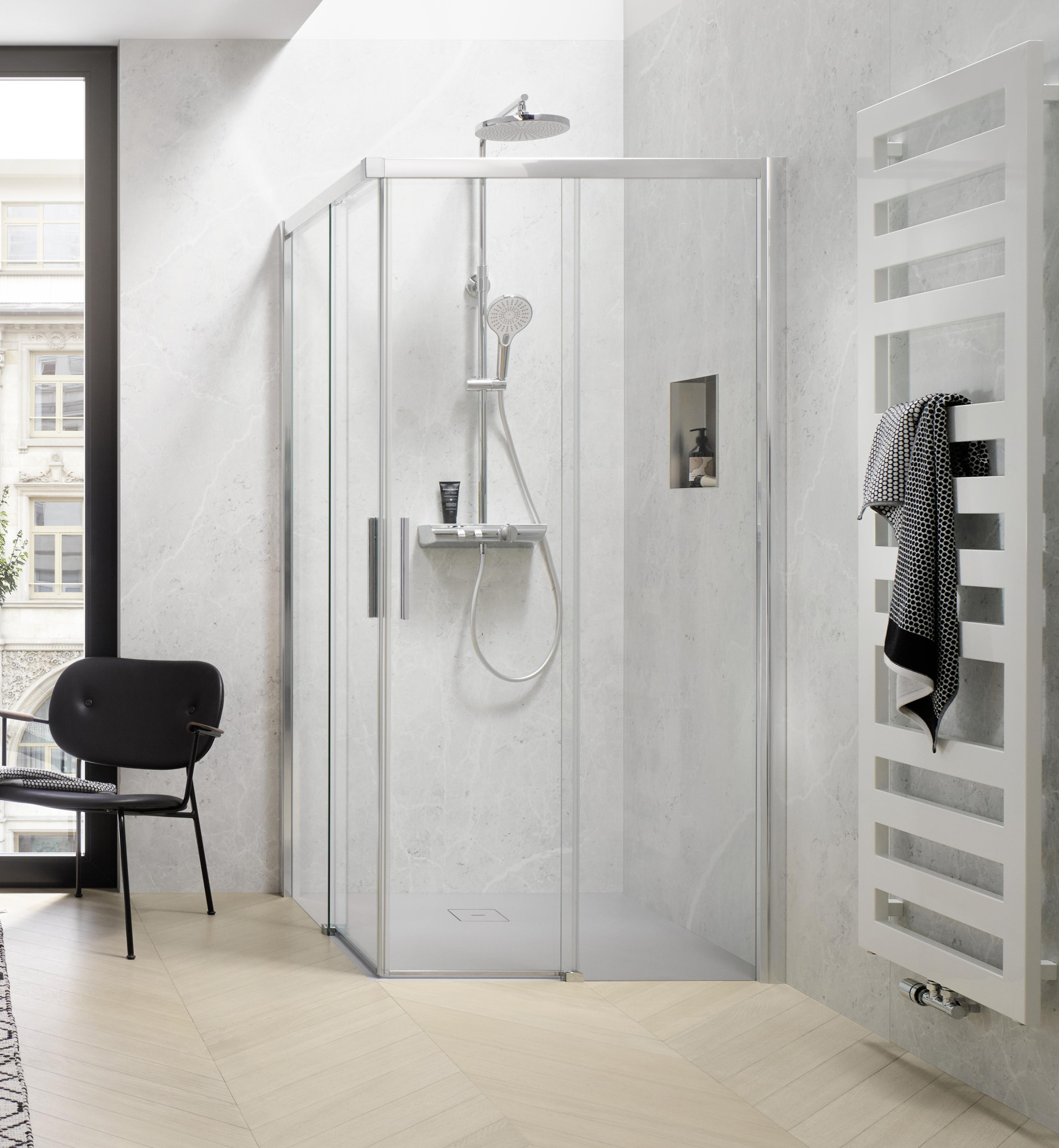 Dusche mit fugenlosen Wandbelägen in heller Steinoptik