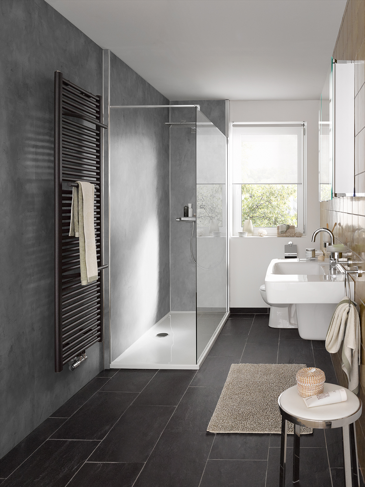 Bad mit Wandbelägen in Betonoptik und begehbarer Dusche