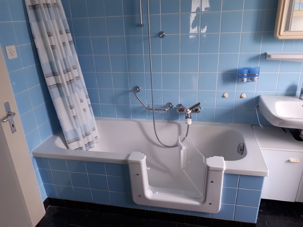 Barrierefreie Dusche mit Tür